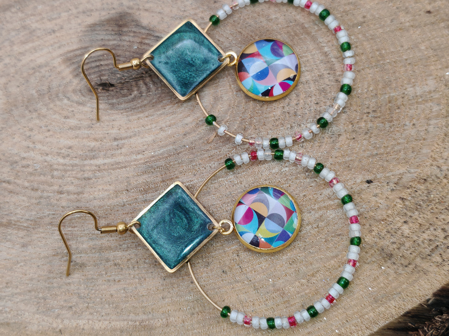 Boucles d’oreilles – Géométrie colorée sur vert profond