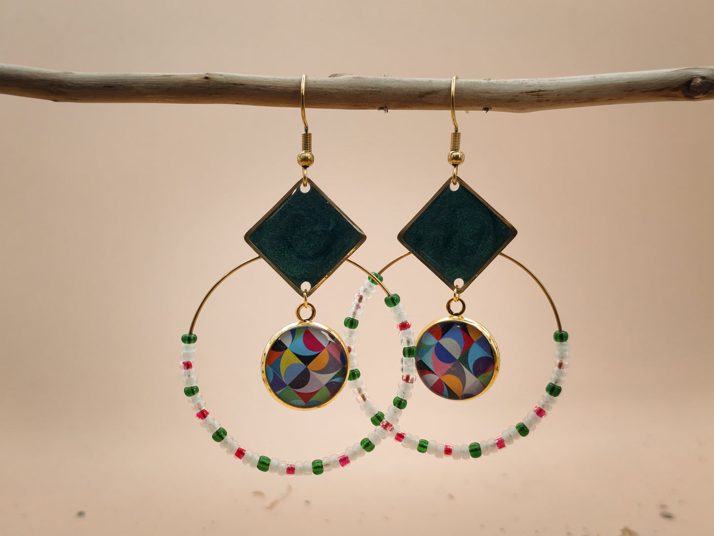 Boucles d’oreilles – Géométrie colorée sur vert profond