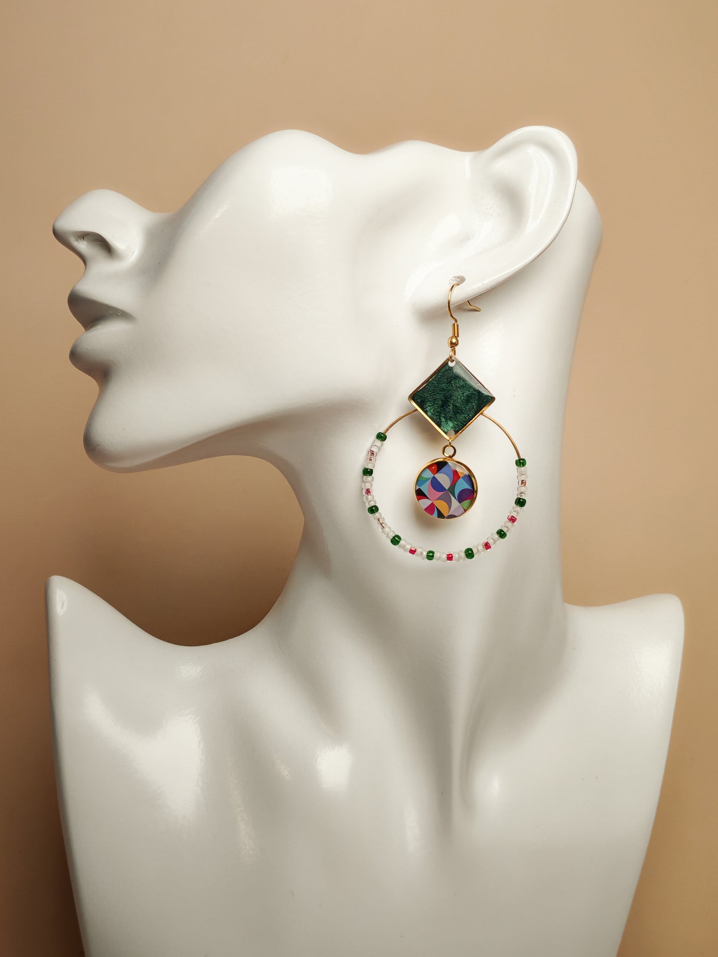 Boucles d’oreilles – Géométrie colorée sur vert profond