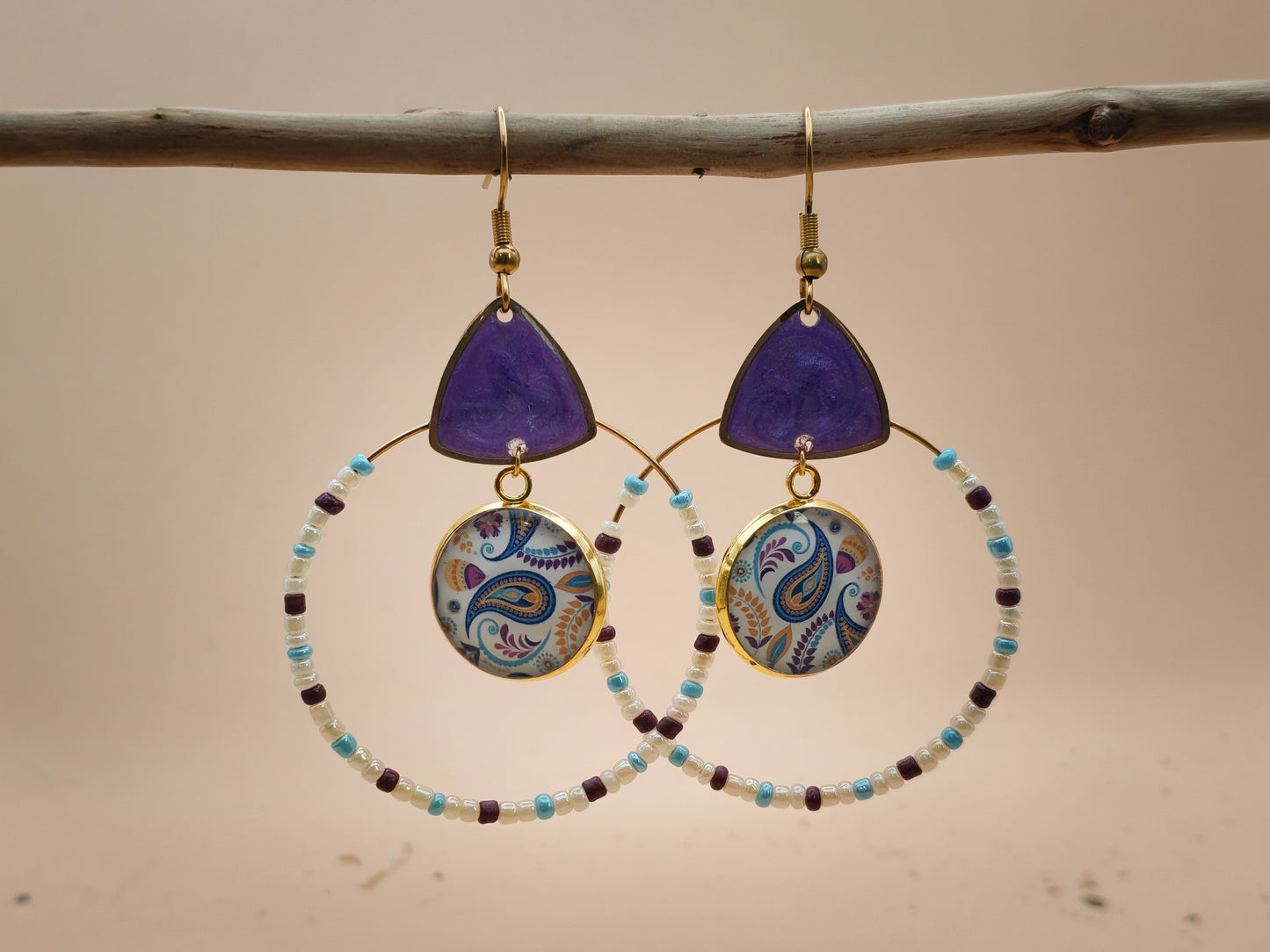 Boucles d’oreilles – Paisley perlé aux reflets violets