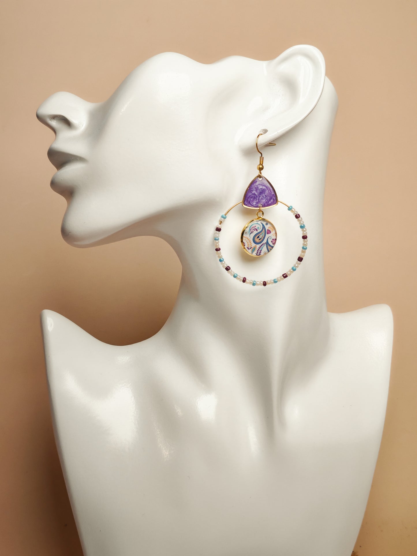 Boucles d’oreilles – Paisley perlé aux reflets violets