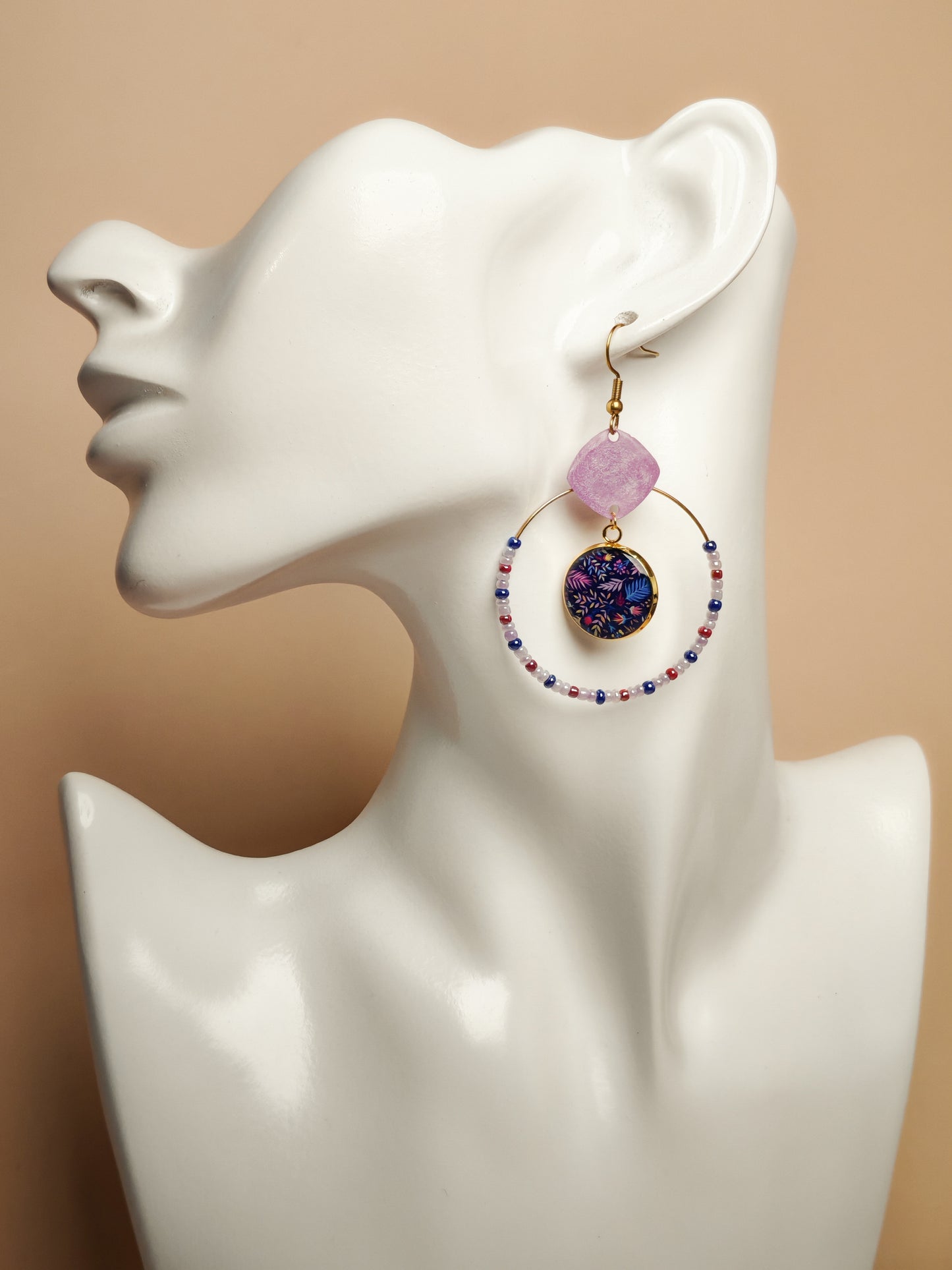 Boucles d’oreilles – Feuillage nocturne et perles nacrées