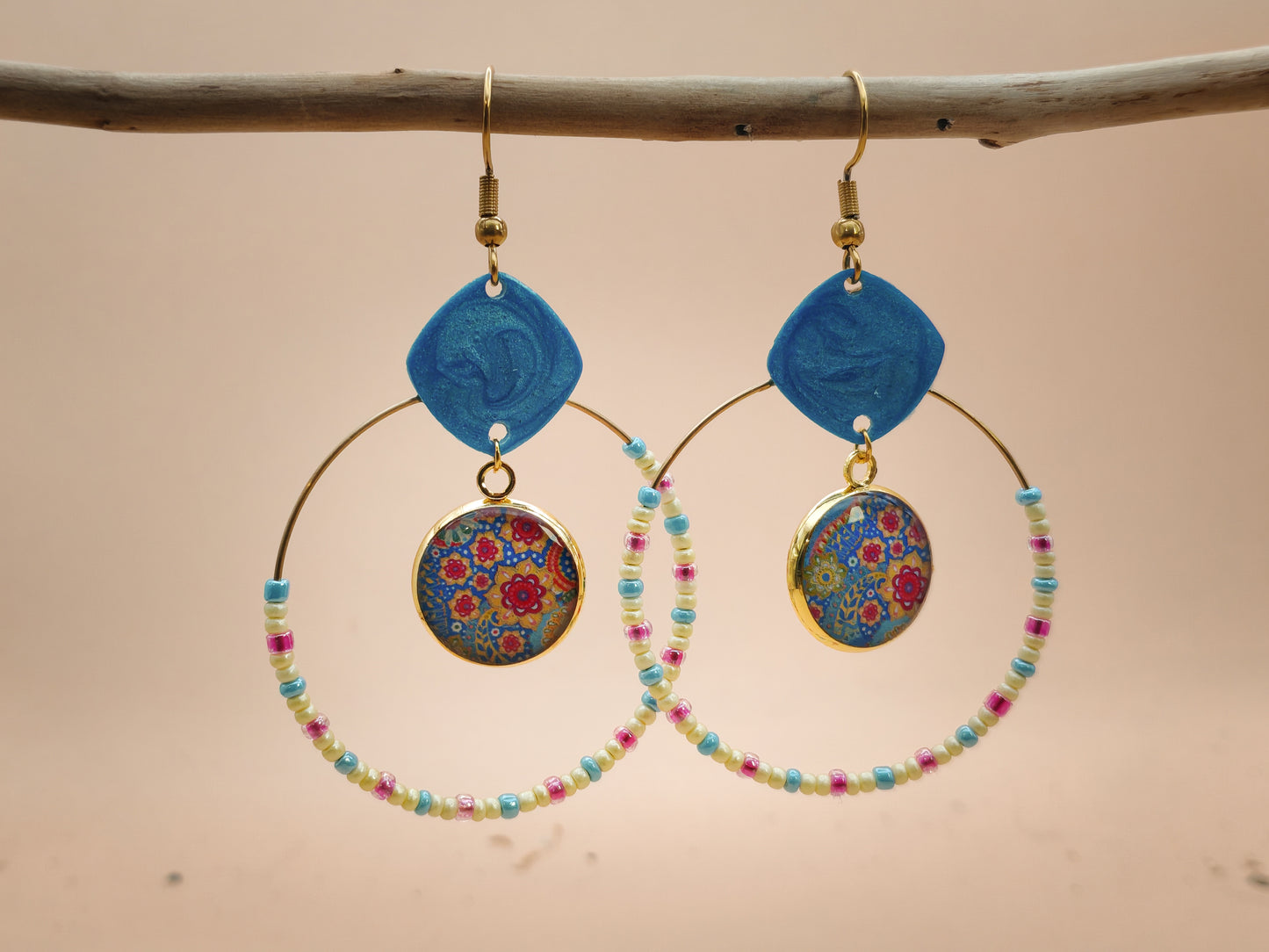 Boucles d’oreilles – Floraison bohème sur bleu lagon