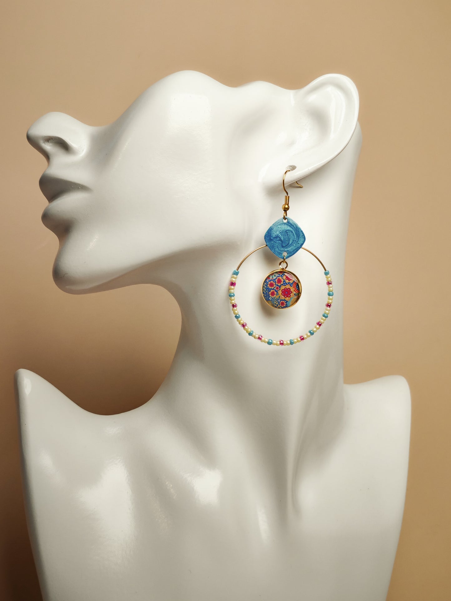 Boucles d’oreilles – Floraison bohème sur bleu lagon