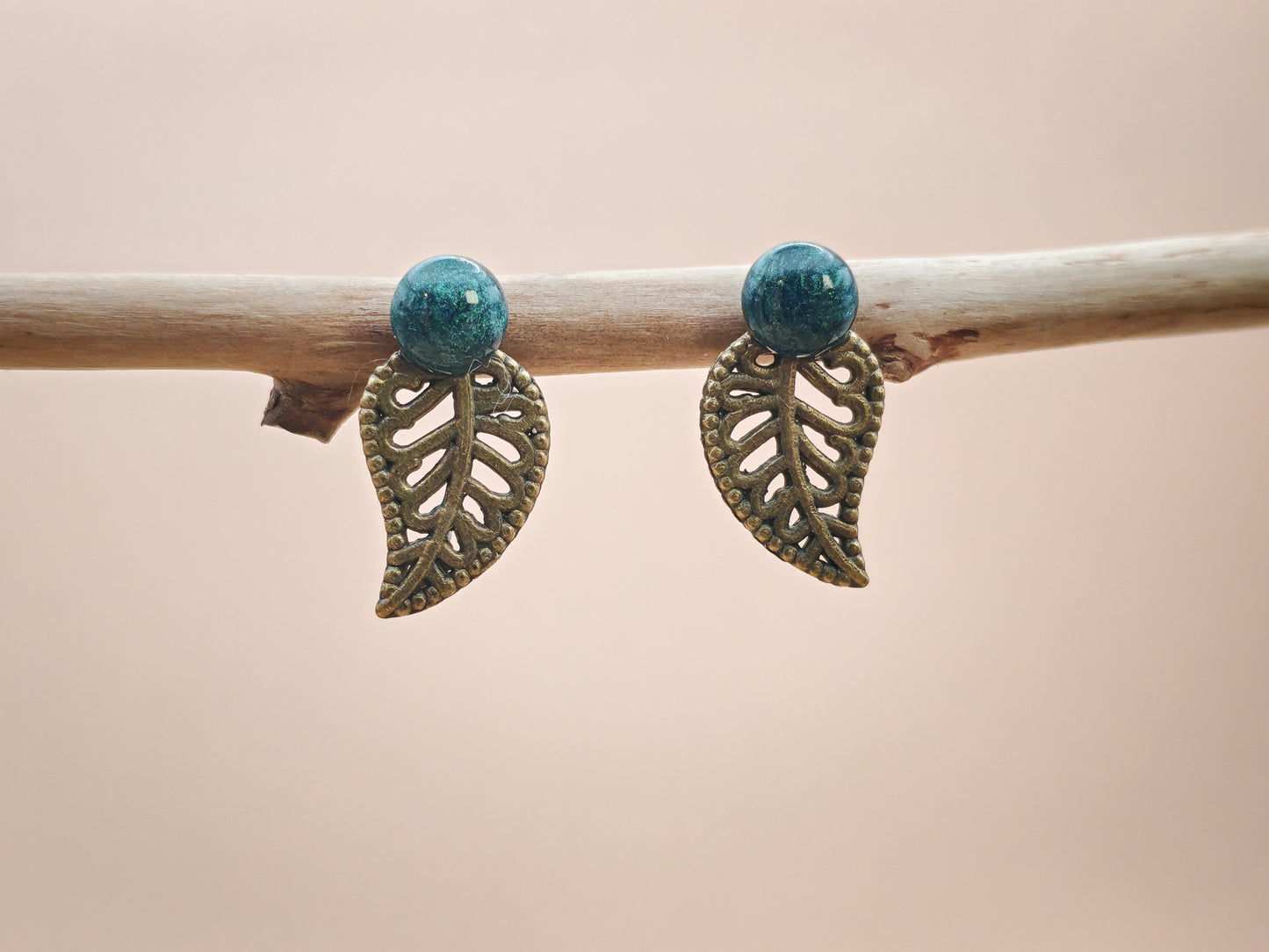 Clous d’oreilles – Feuillage délicat et cabochon coloré