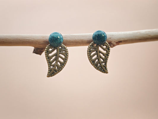 Clous d’oreilles – Feuillage délicat et cabochon coloré