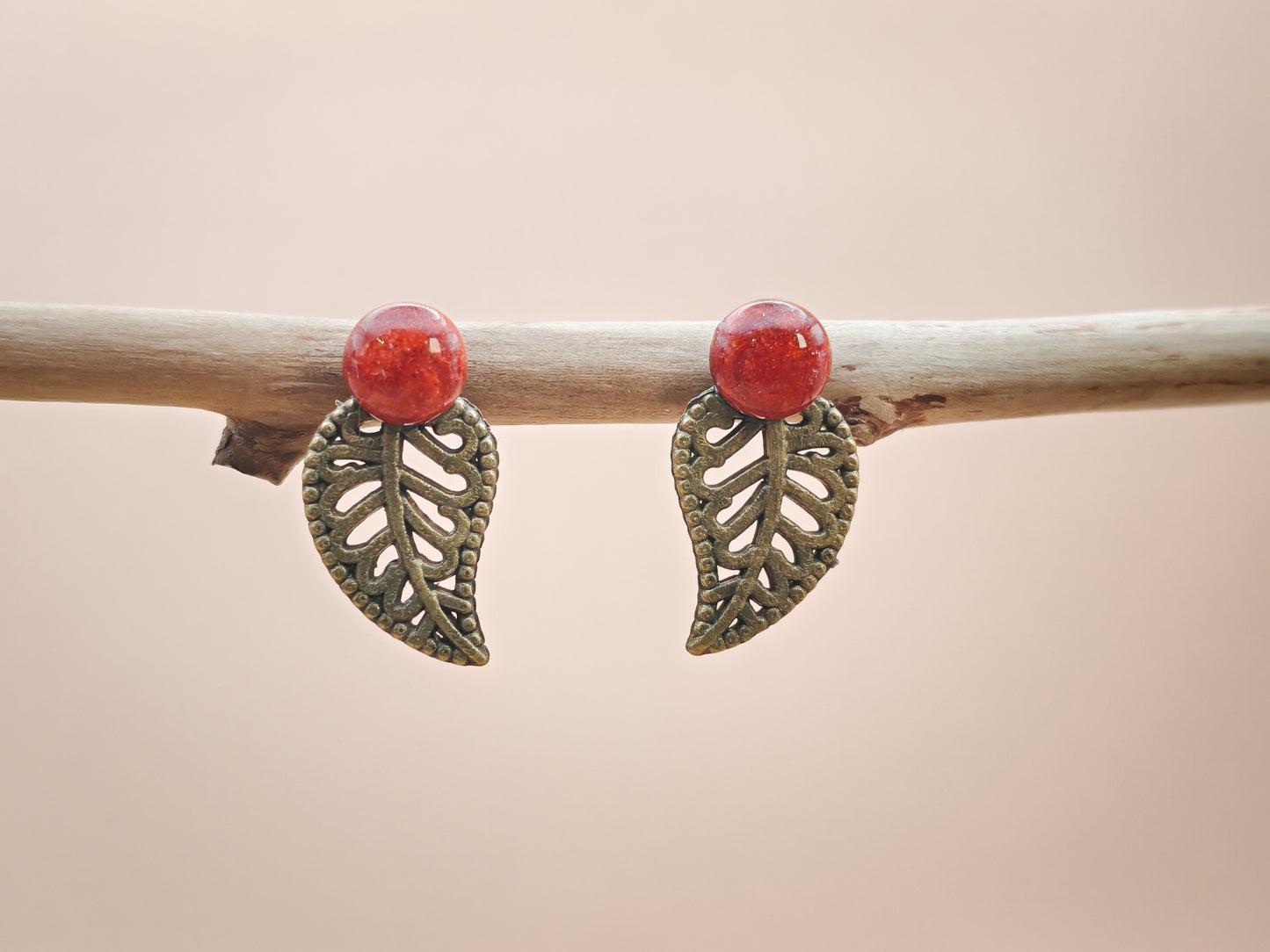 Clous d’oreilles – Feuillage délicat et cabochon coloré