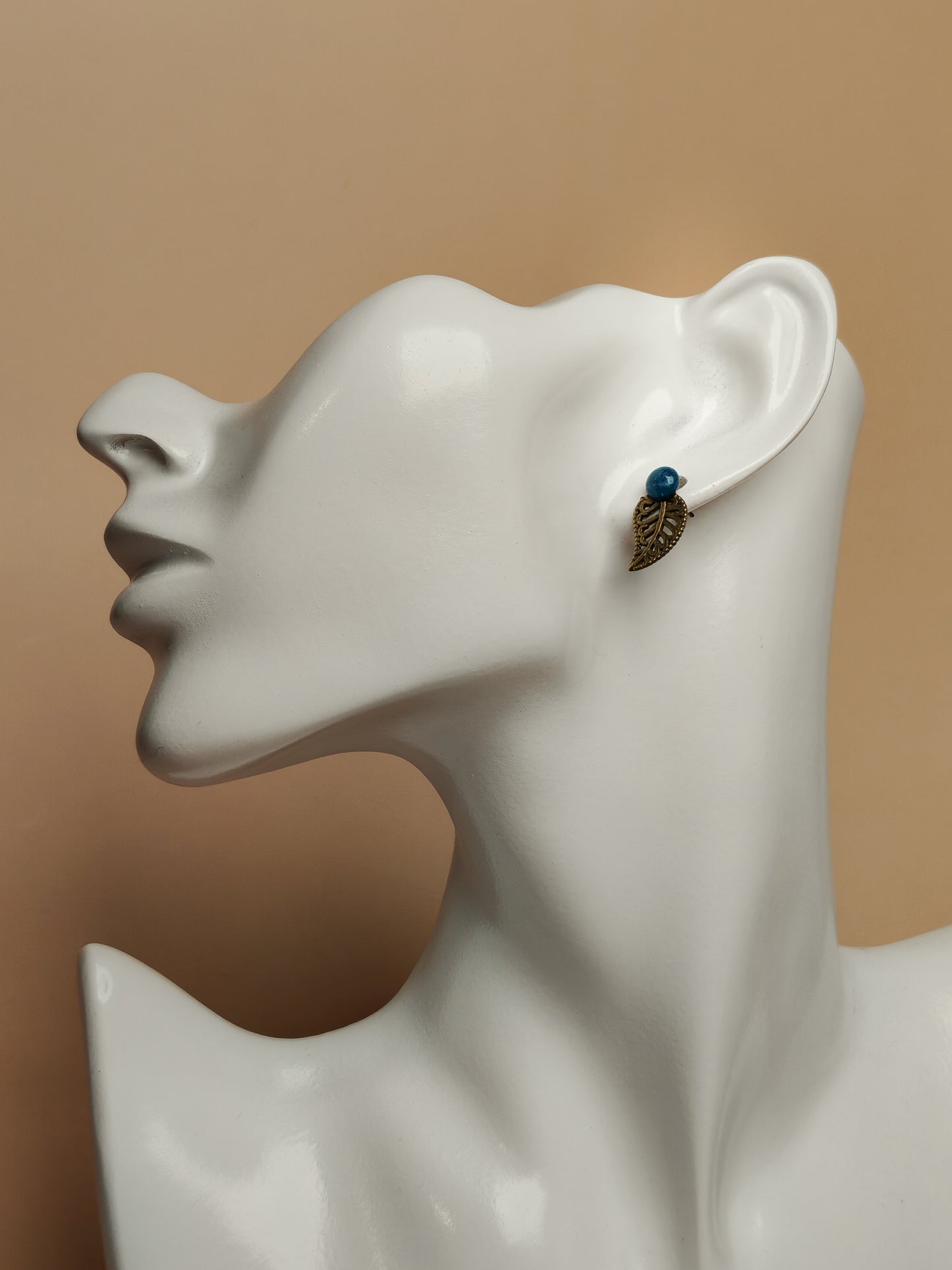 Clous d’oreilles – Feuillage délicat et cabochon coloré