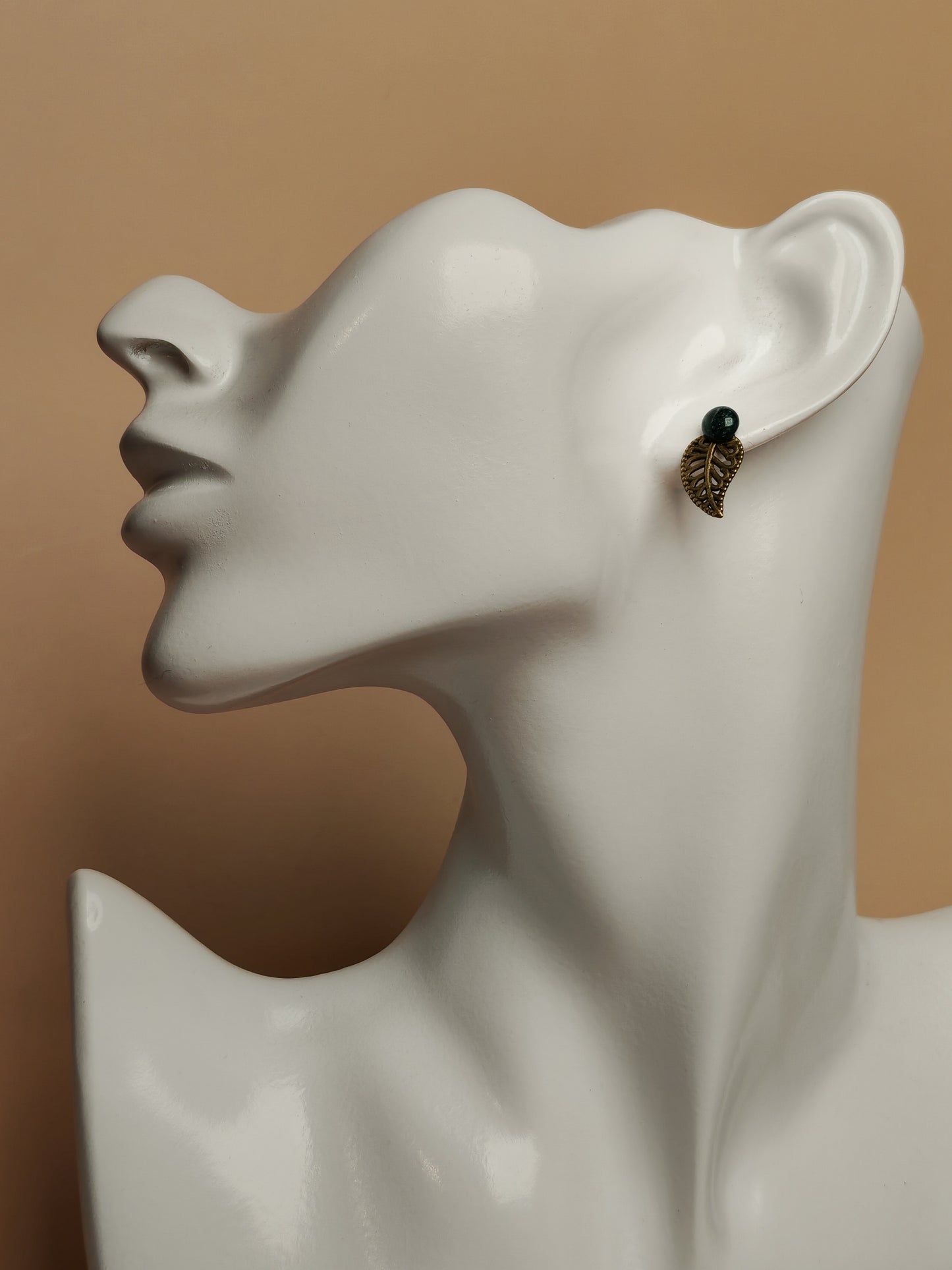 Clous d’oreilles – Feuillage délicat et cabochon coloré