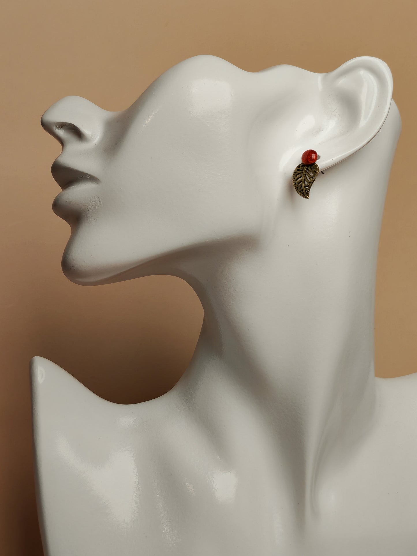 Clous d’oreilles – Feuillage délicat et cabochon coloré