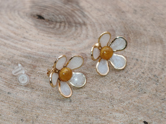 Clous d’oreilles – Marguerite au cœur solaire