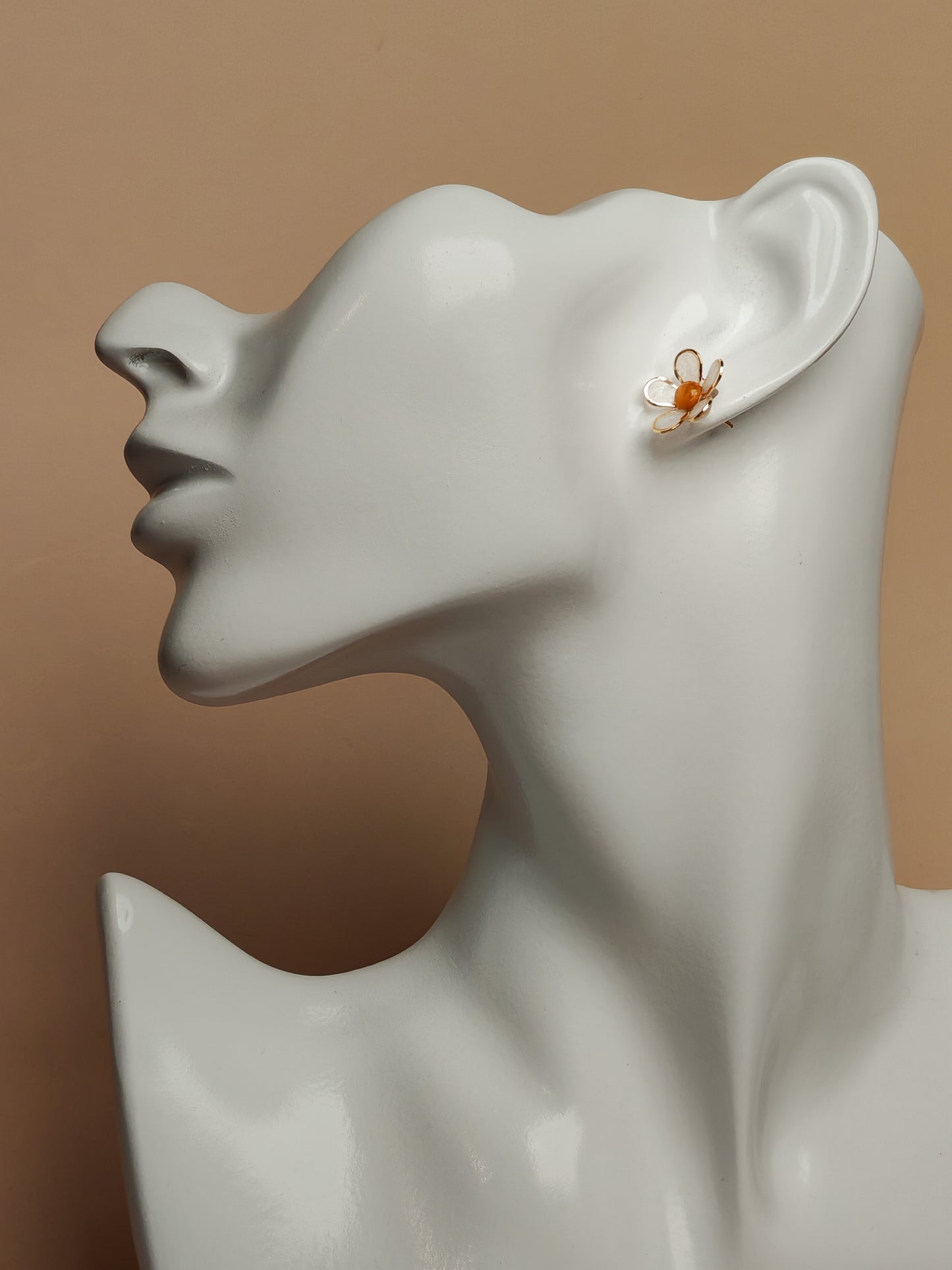 Clous d’oreilles – Marguerite au cœur solaire