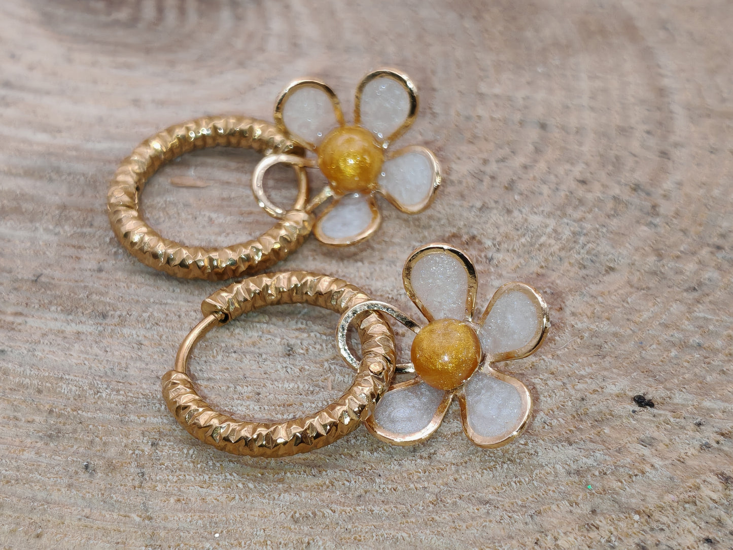 Boucles d’oreilles créoles – Marguerite au cœur solaire