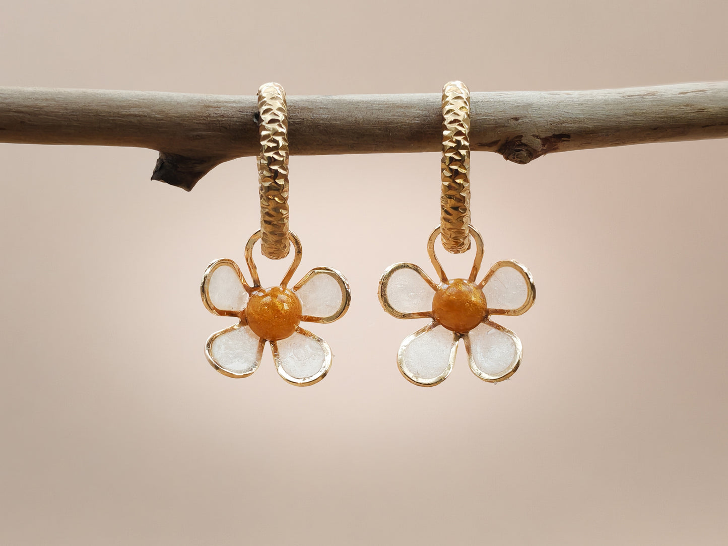 Boucles d’oreilles créoles – Marguerite au cœur solaire