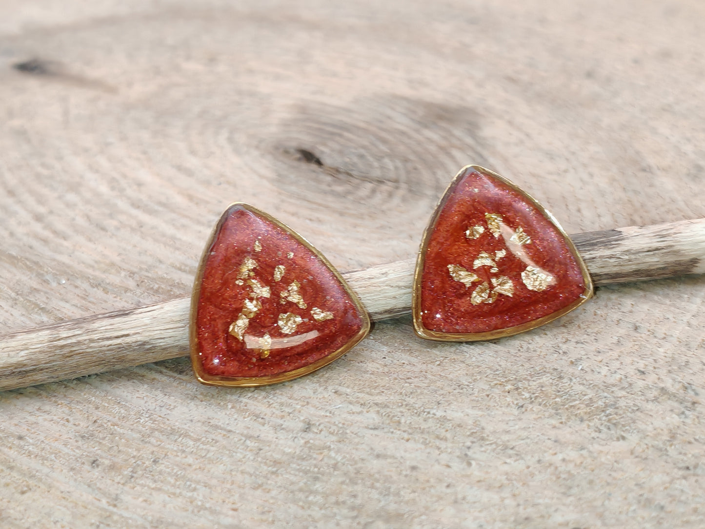 Clous d’oreille – Éclats dorés sur rouge profond