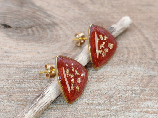 Clous d’oreille – Éclats dorés sur rouge profond