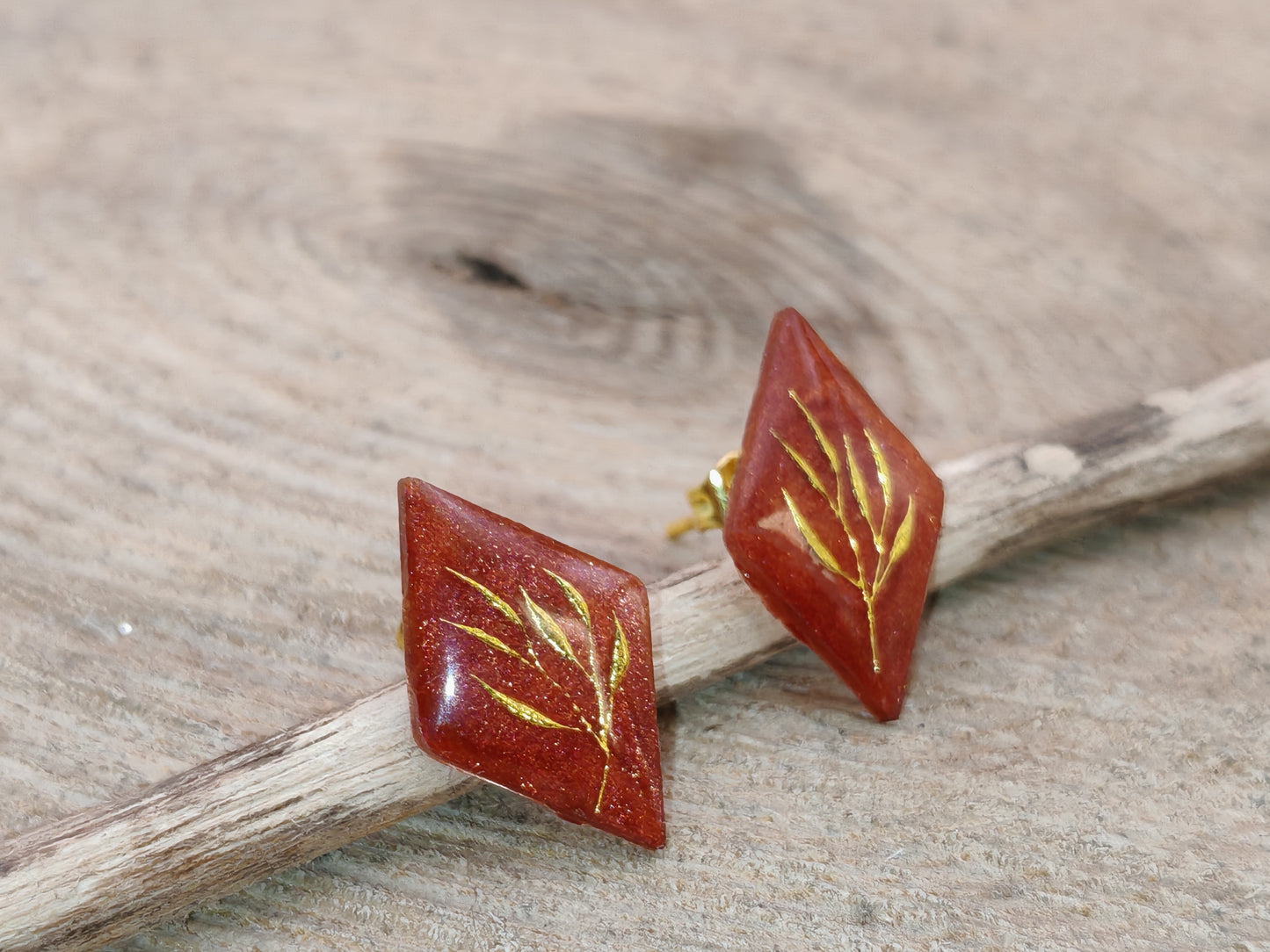 Clous d’oreilles – Feuille dorée sur rouge profond