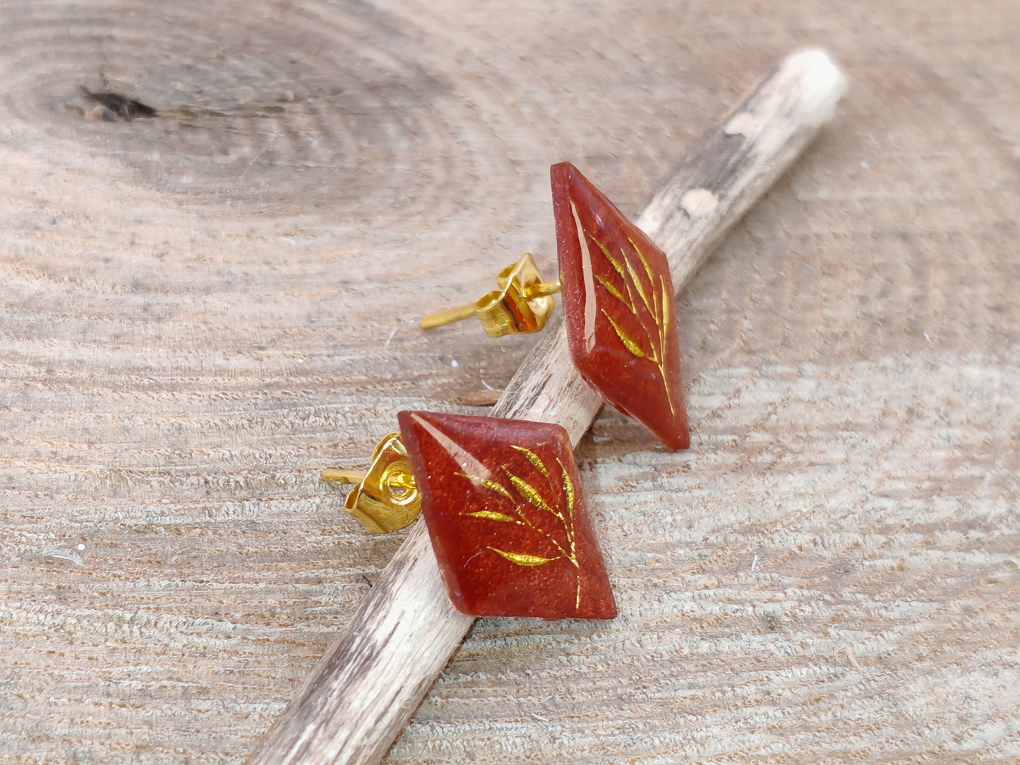 Clous d’oreilles – Feuille dorée sur rouge profond