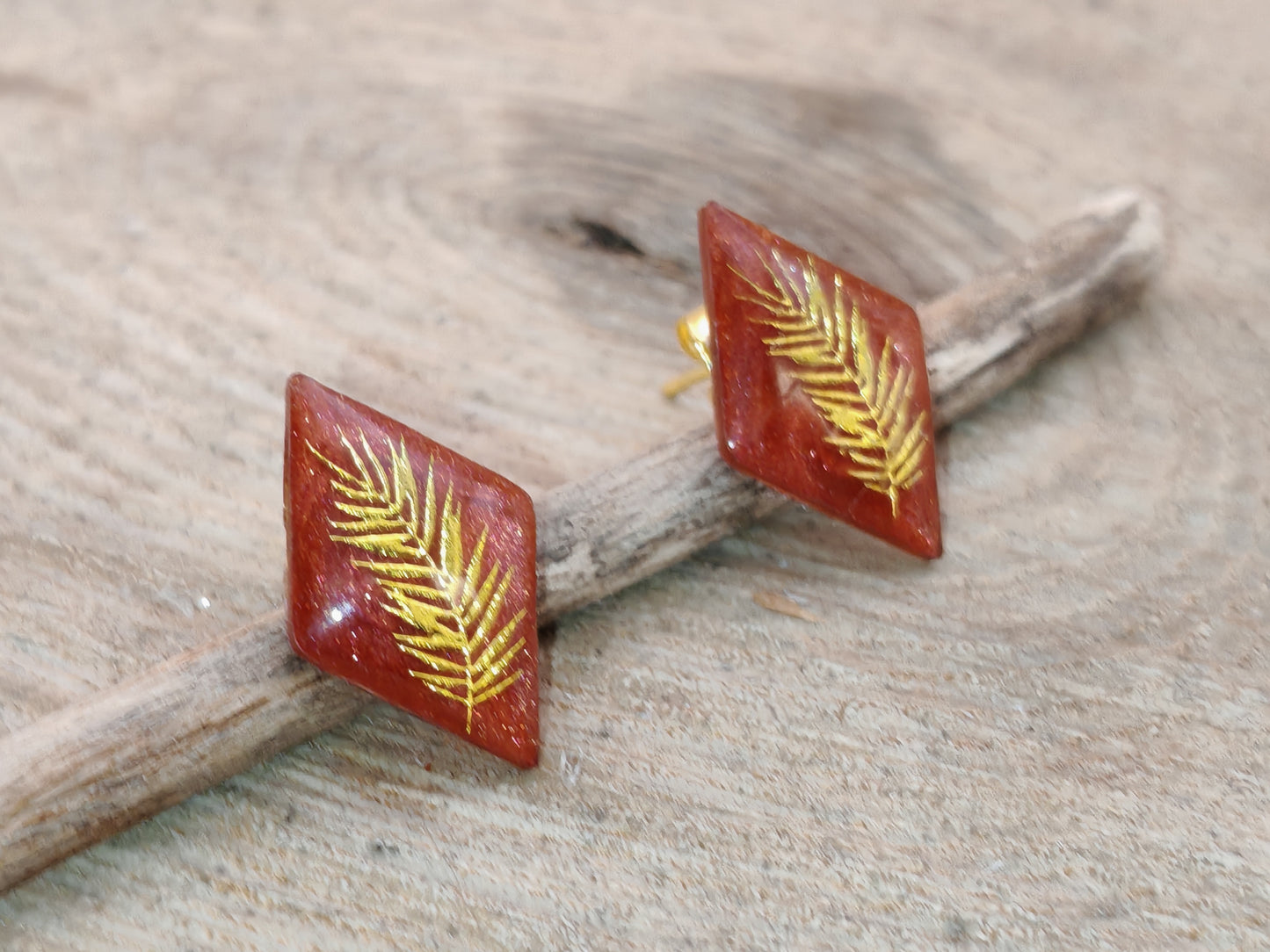 Clous d’oreilles – Feuille dorée sur rouge profond