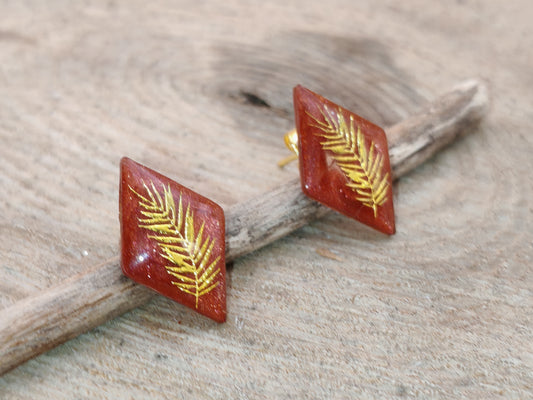 Clous d’oreilles – Feuille dorée sur rouge profond
