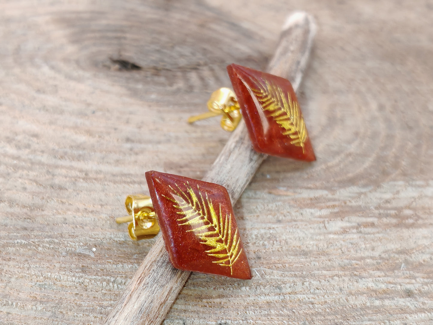 Clous d’oreilles – Feuille dorée sur rouge profond