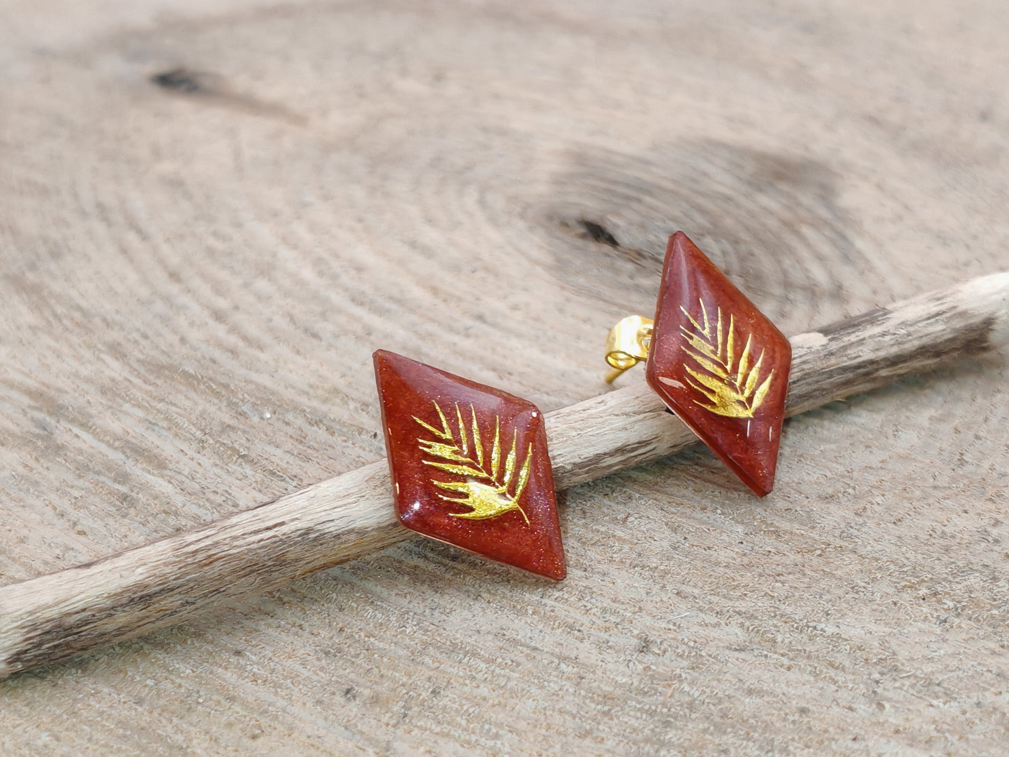 Clous d’oreilles – Feuille dorée sur rouge profond