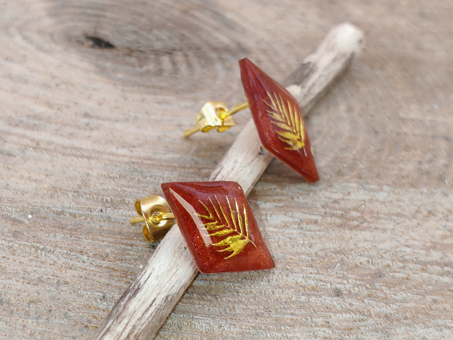 Clous d’oreilles – Feuille dorée sur rouge profond