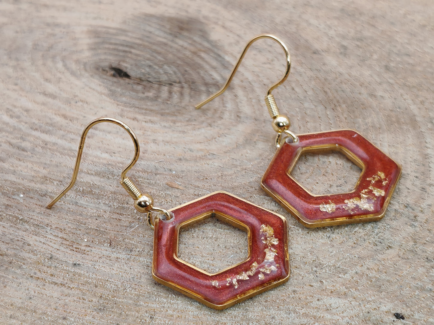Boucles d’oreilles – Hexagones ajourés rouge lumineux