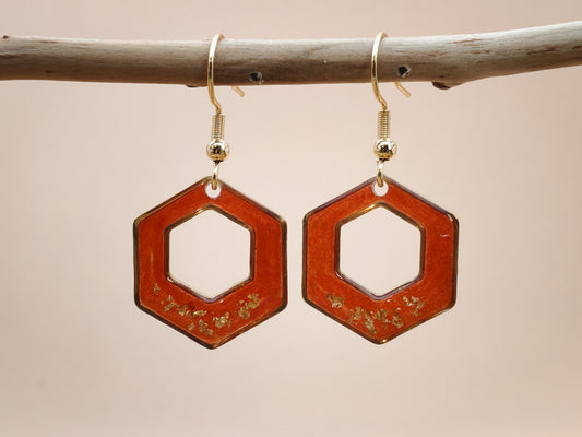 Boucles d’oreilles – Hexagones ajourés rouge lumineux