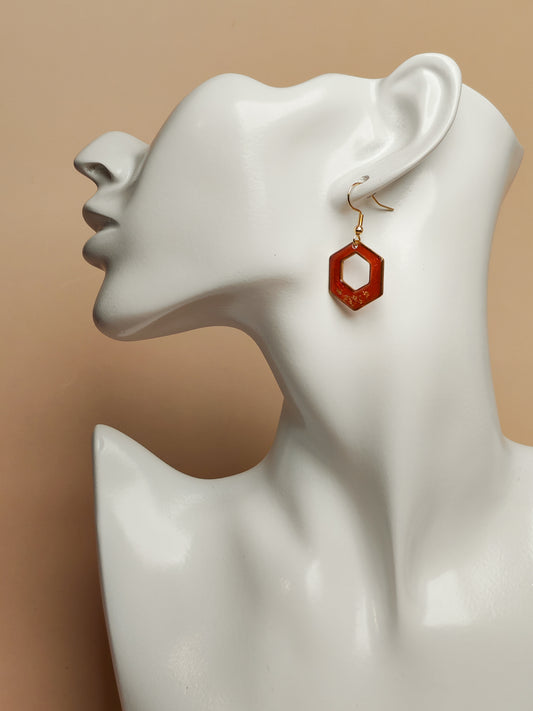 Boucles d’oreilles – Hexagones ajourés rouge lumineux
