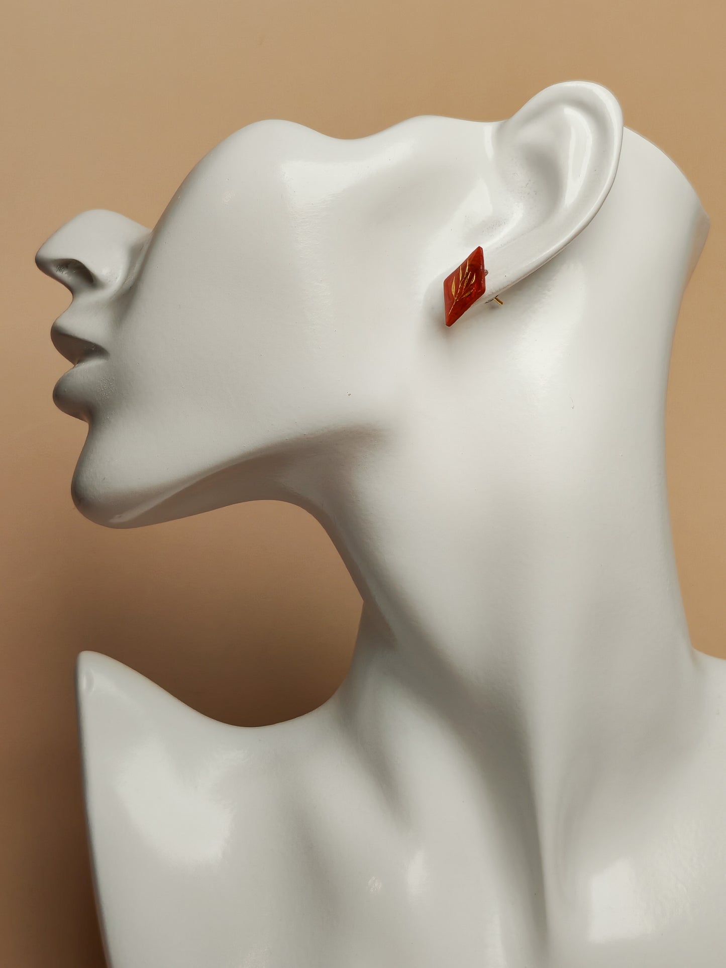 Clous d’oreilles – Feuille dorée sur rouge profond