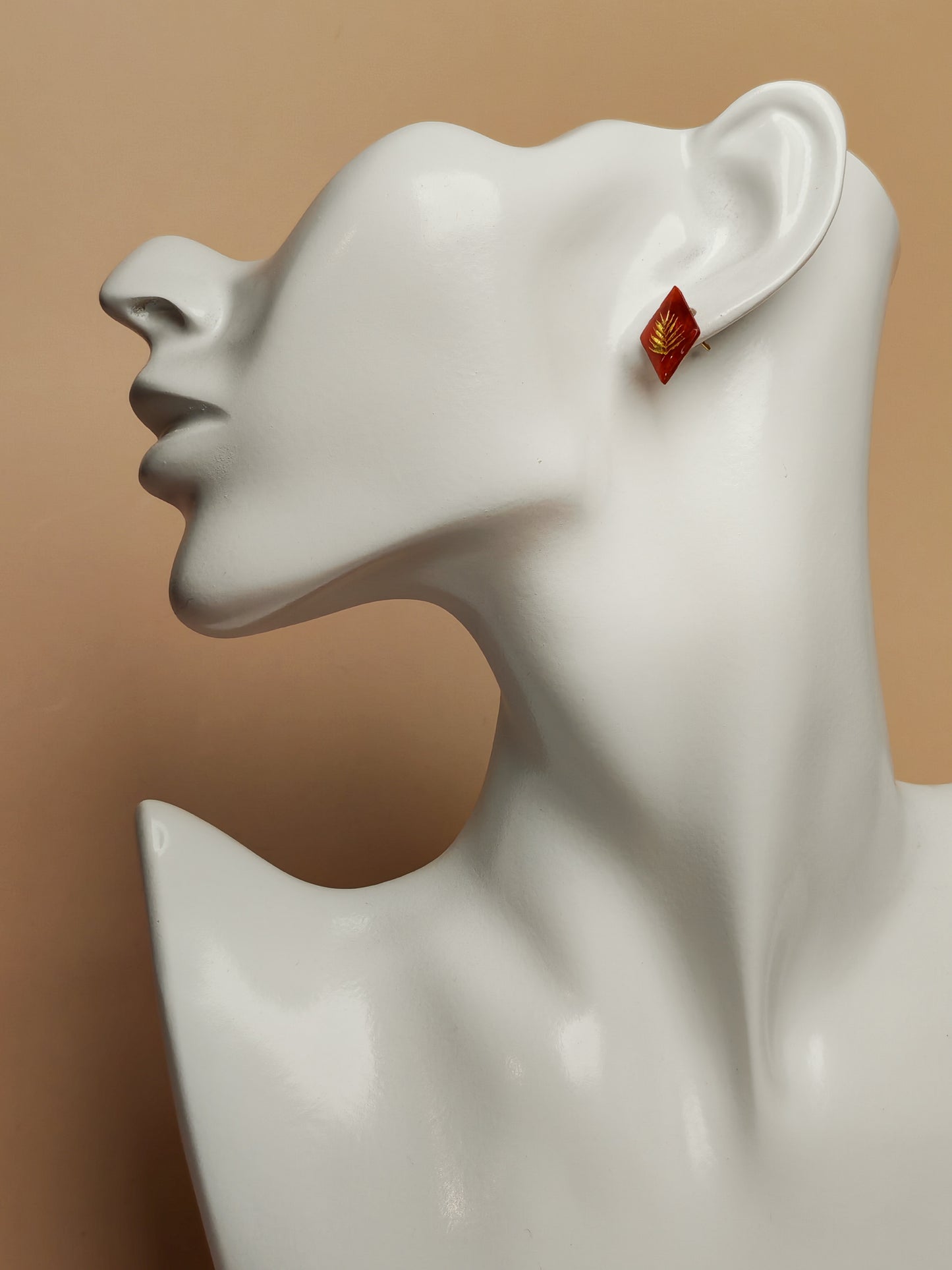 Clous d’oreilles – Feuille dorée sur rouge profond
