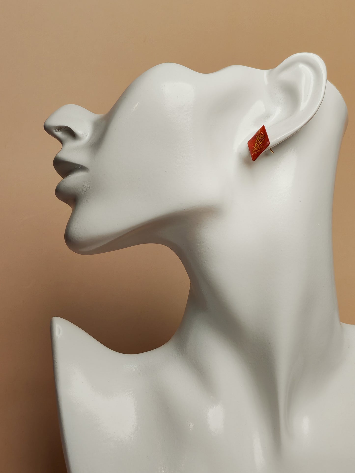 Clous d’oreilles – Feuille dorée sur rouge profond