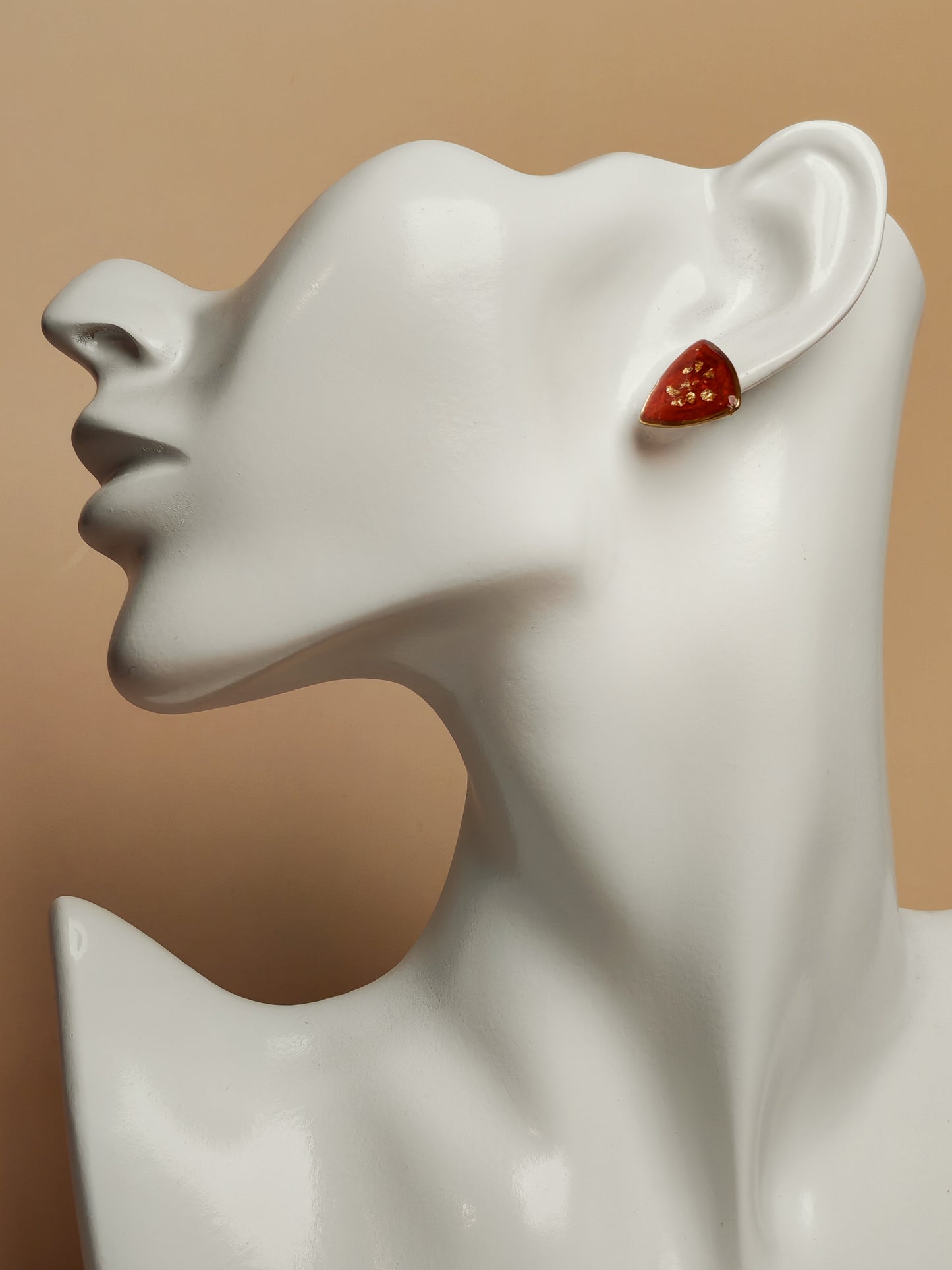 Clous d’oreille – Éclats dorés sur rouge profond