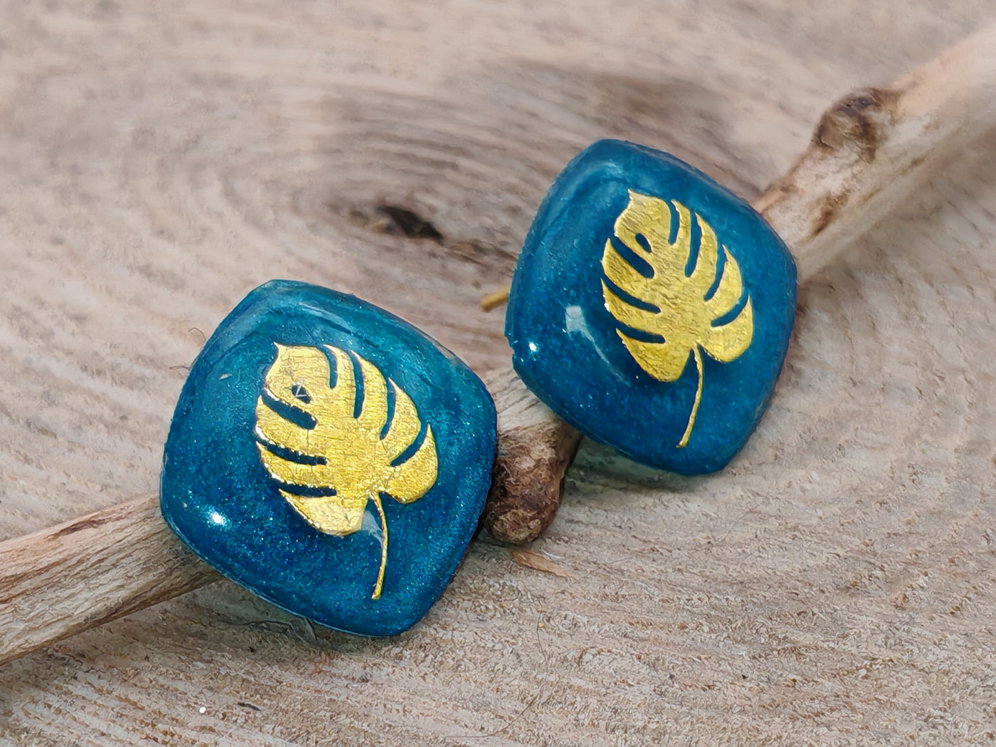 Clous d’oreilles – Feuilles dorées sur bleu profond