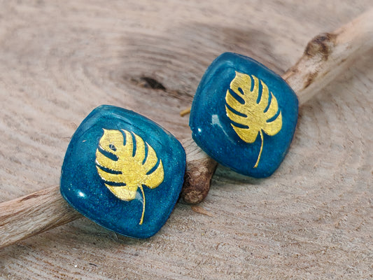 Clous d’oreilles – Feuilles dorées sur bleu profond