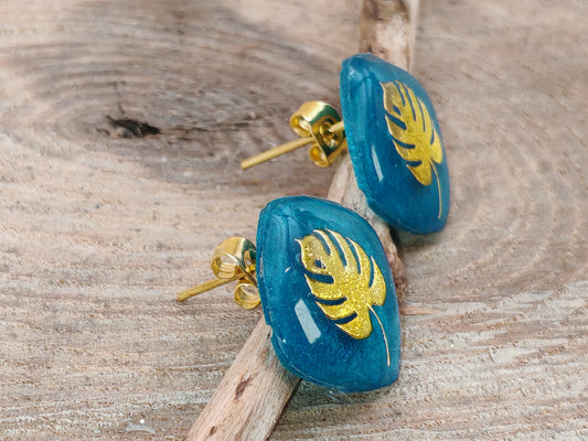 Clous d’oreilles – Feuilles dorées sur bleu profond
