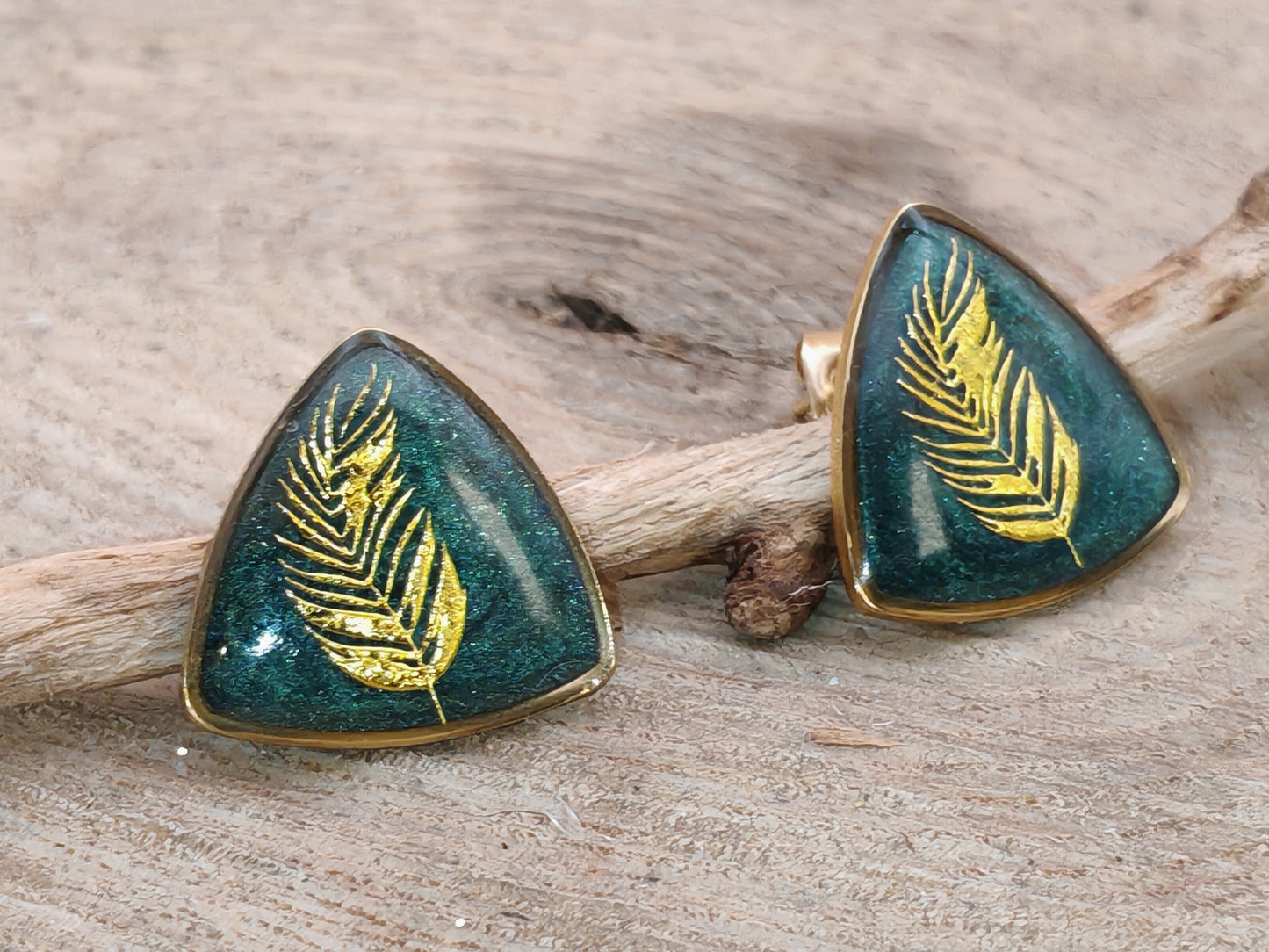 Clous d’oreilles – Feuilles dorées sur vert profond