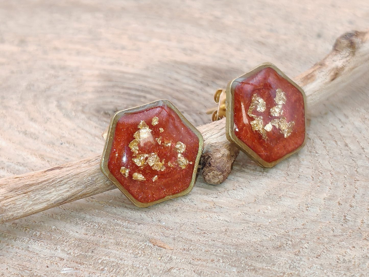 Clous d’oreilles – Rouge profond aux éclats d’or