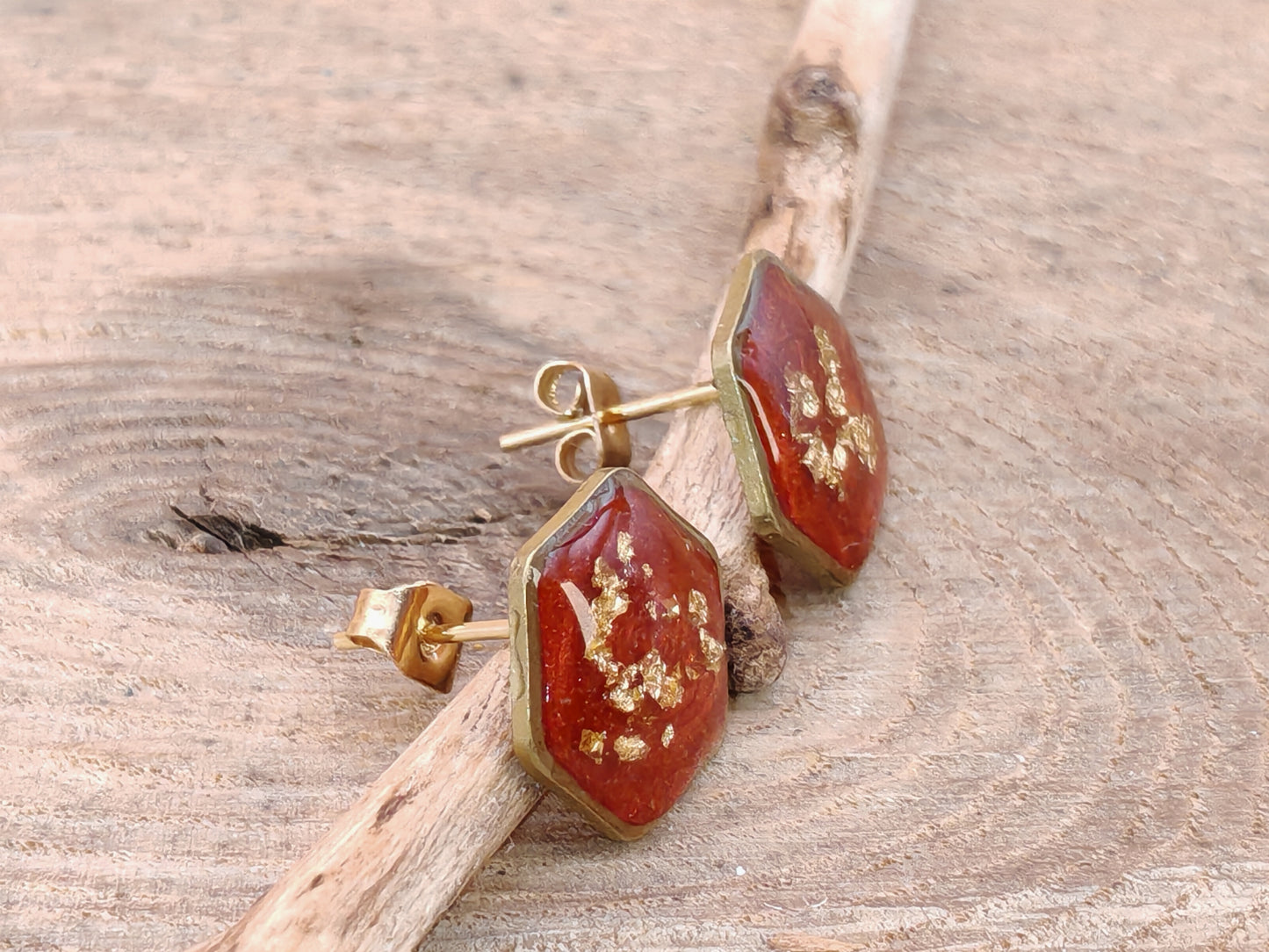 Clous d’oreilles – Rouge profond aux éclats d’or