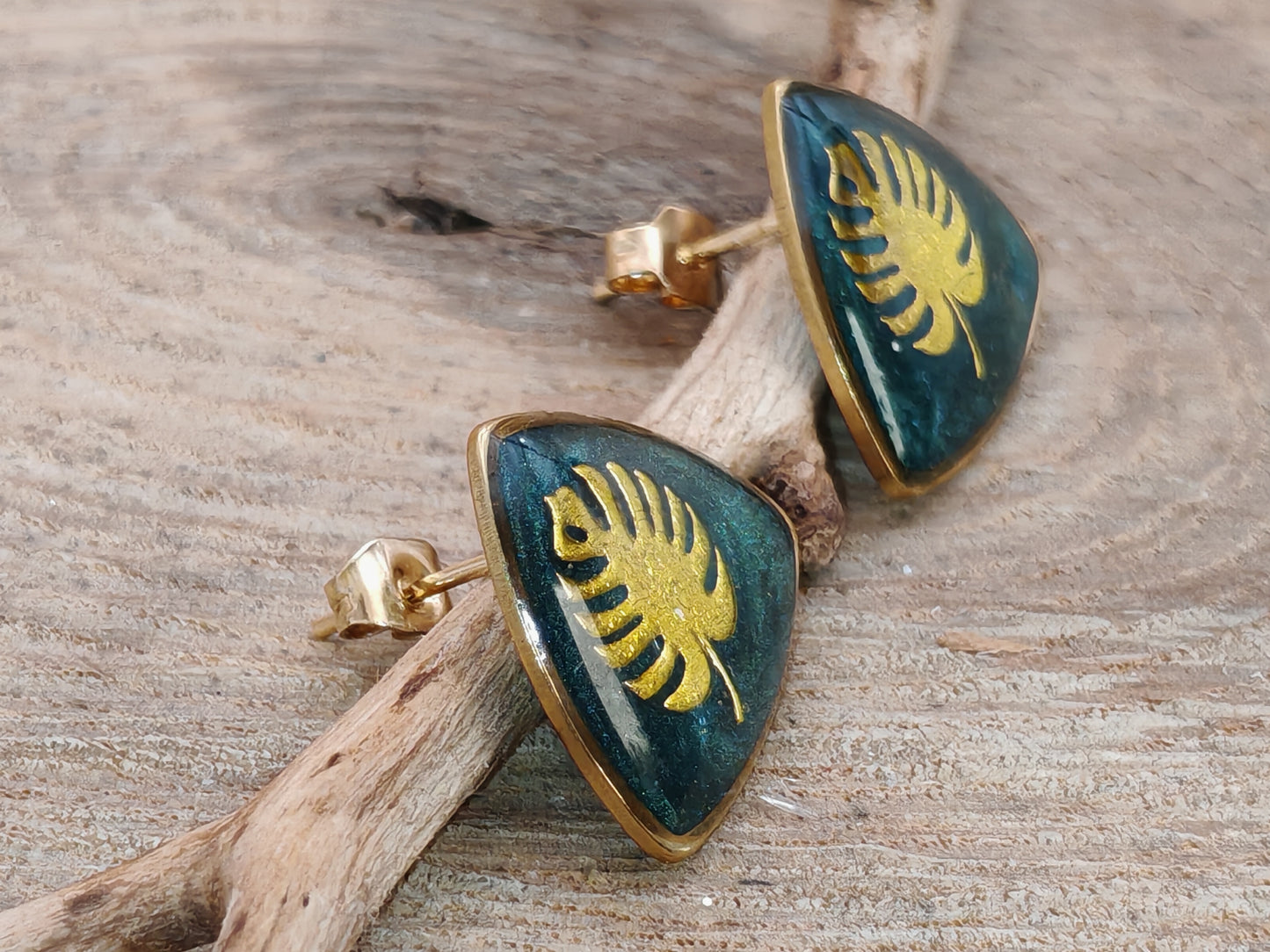 Clous d’oreilles – Feuilles dorées sur vert profond