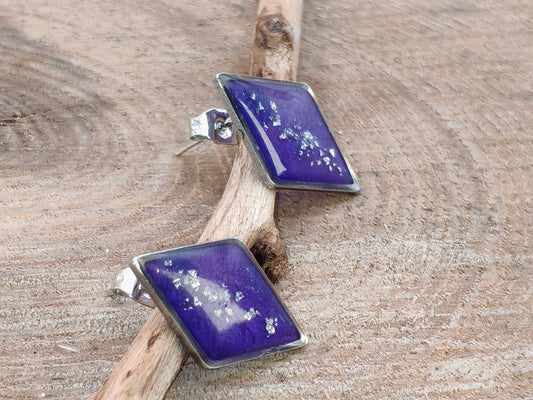 Clous d’oreilles – Losanges violets aux éclats argentés