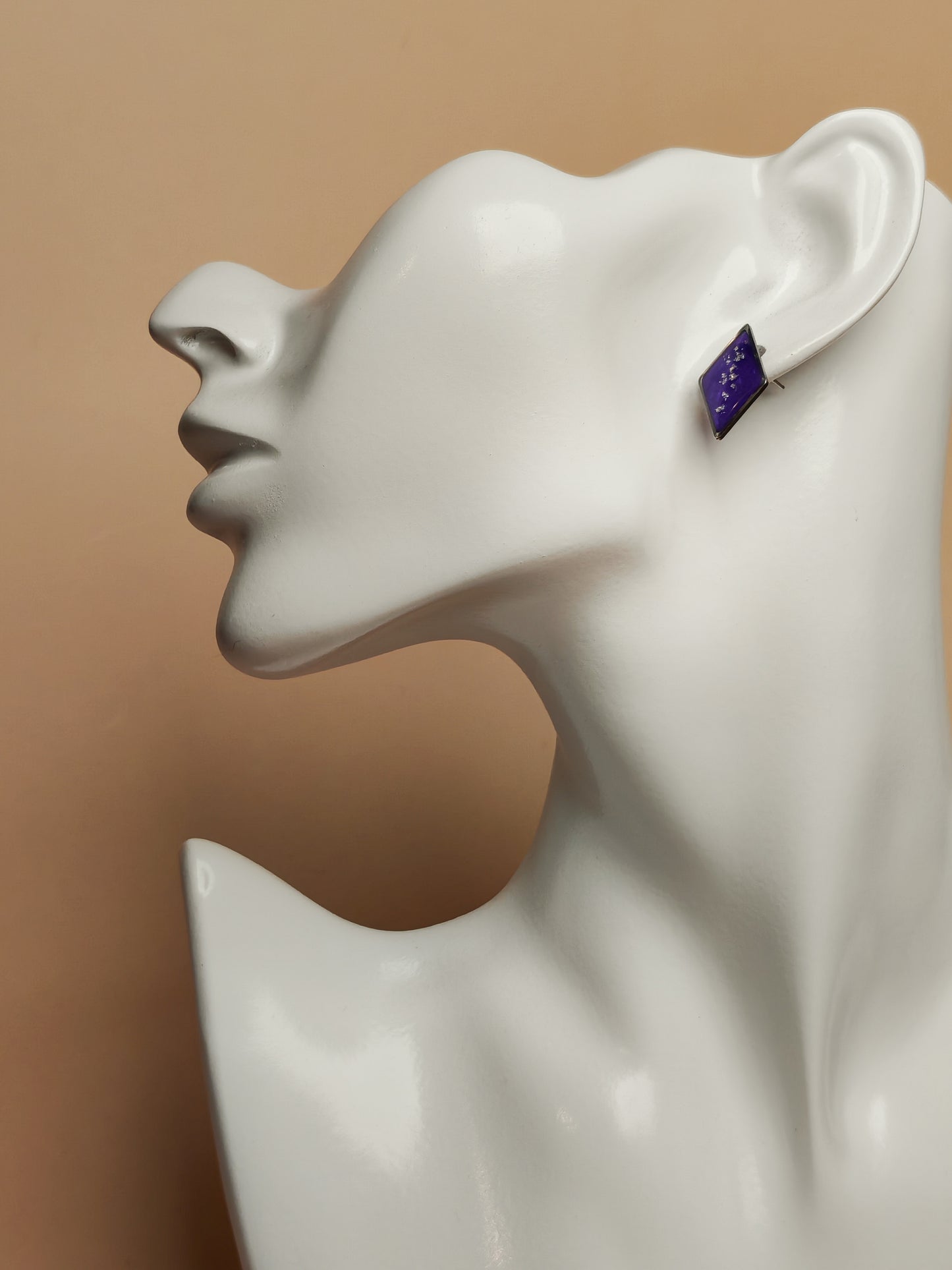 Clous d’oreilles – Losanges violets aux éclats argentés