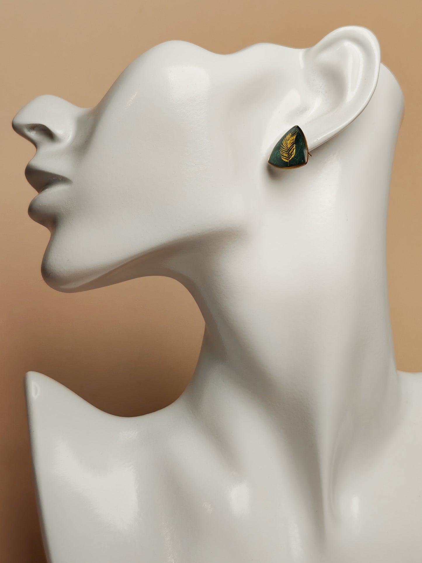 Clous d’oreilles – Feuilles dorées sur vert profond