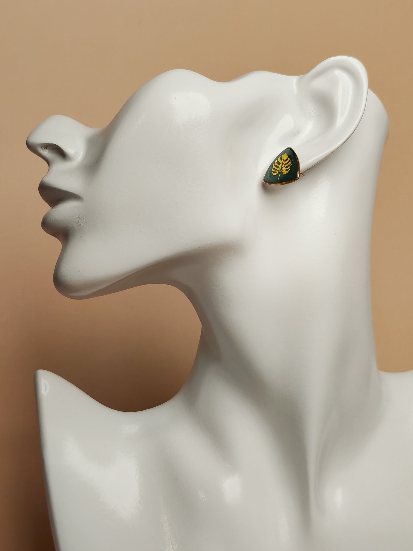 Clous d’oreilles – Feuilles dorées sur vert profond