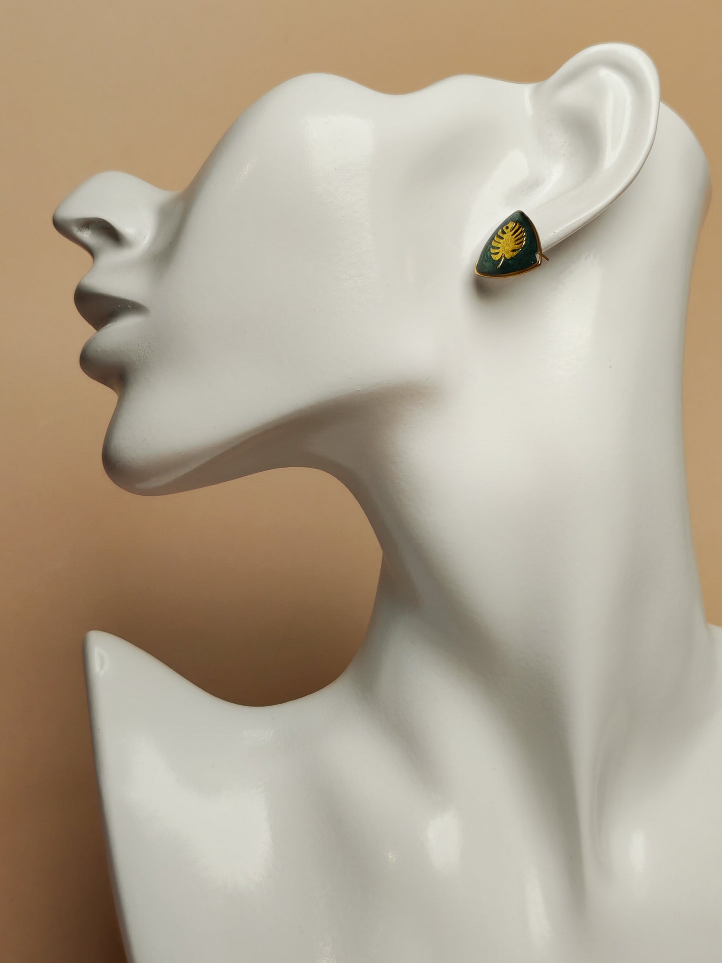 Clous d’oreilles – Feuilles dorées sur vert profond