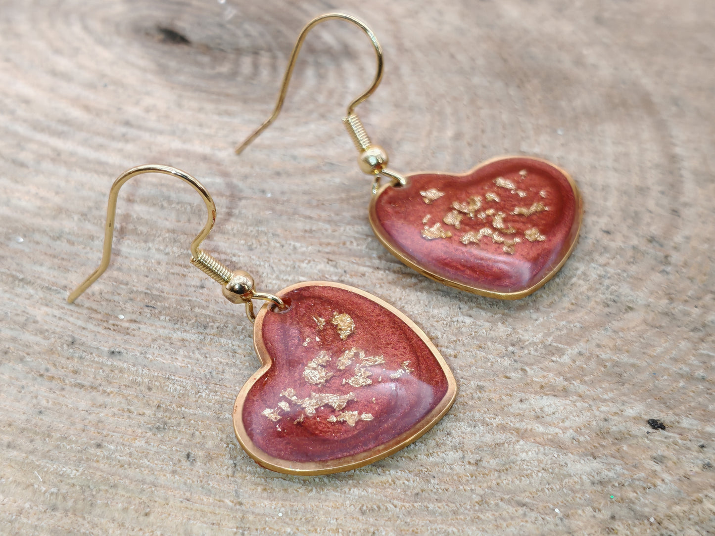 Boucles d’oreilles – Cœurs rouges lumineux aux éclats dorés