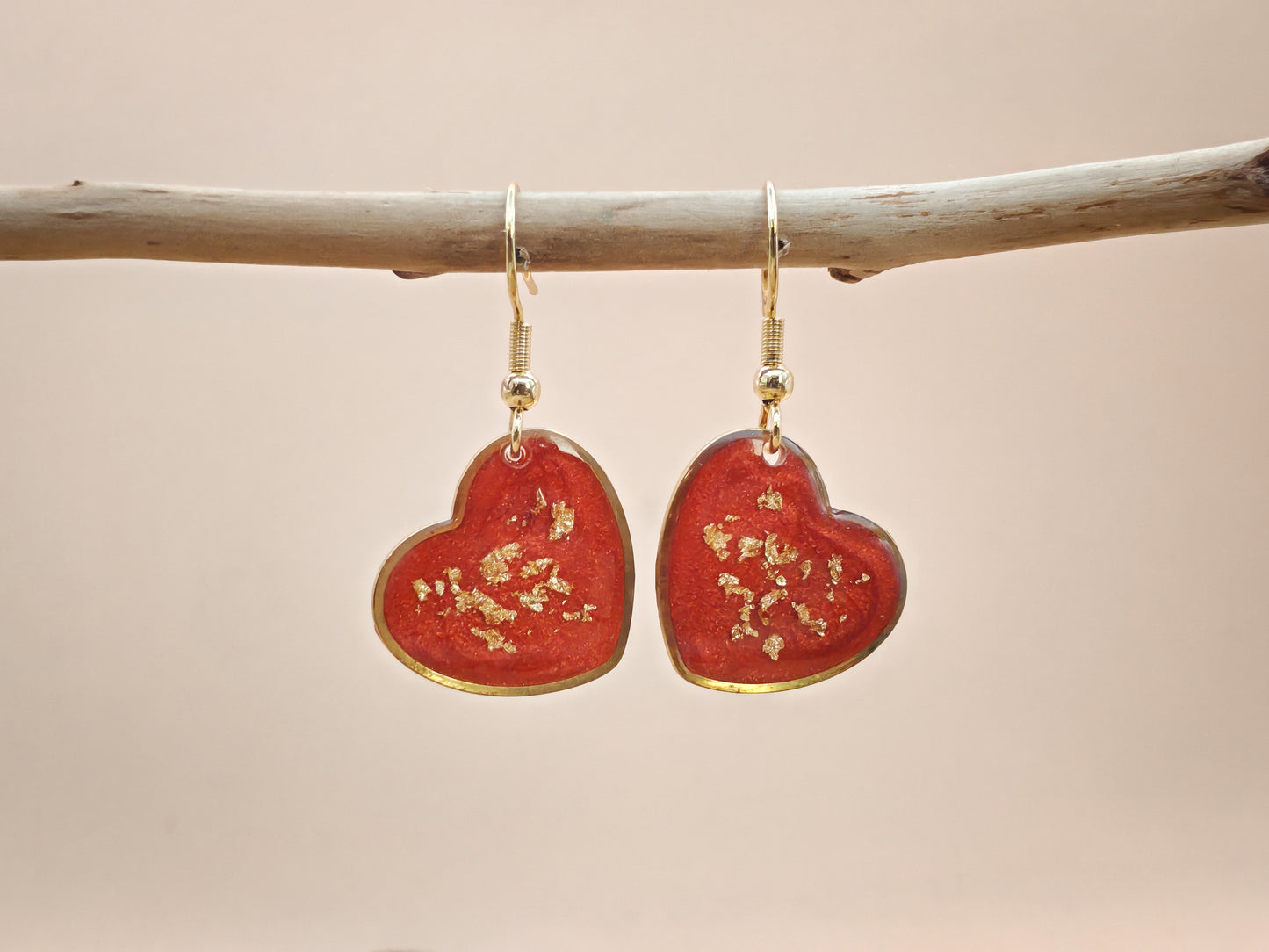 Boucles d’oreilles – Cœurs rouges lumineux aux éclats dorés