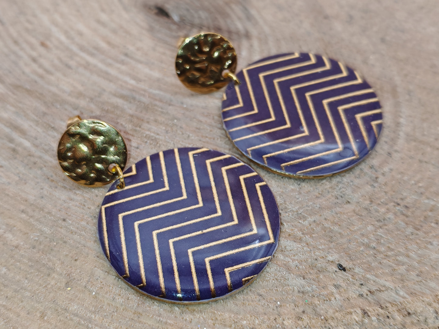 Boucles d’oreilles – Géométrie dorée sur violet profond