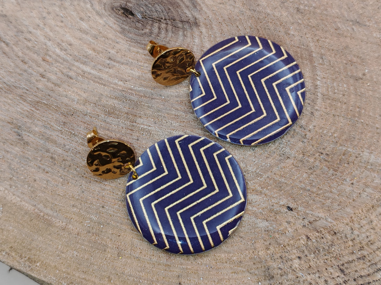 Boucles d’oreilles – Géométrie dorée sur violet profond